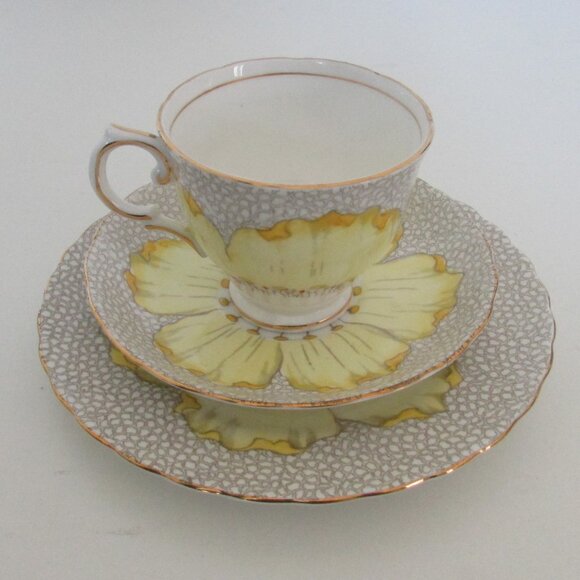 Vintage Tuscan Teacup trio set, Yellow Flower (Lot 1) SMALL CRACK & MARK - Picture 2 of 15